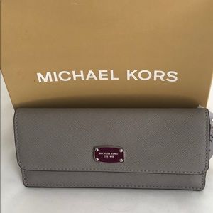 💥NWT Michael Kors Jet Set Travel Wallet